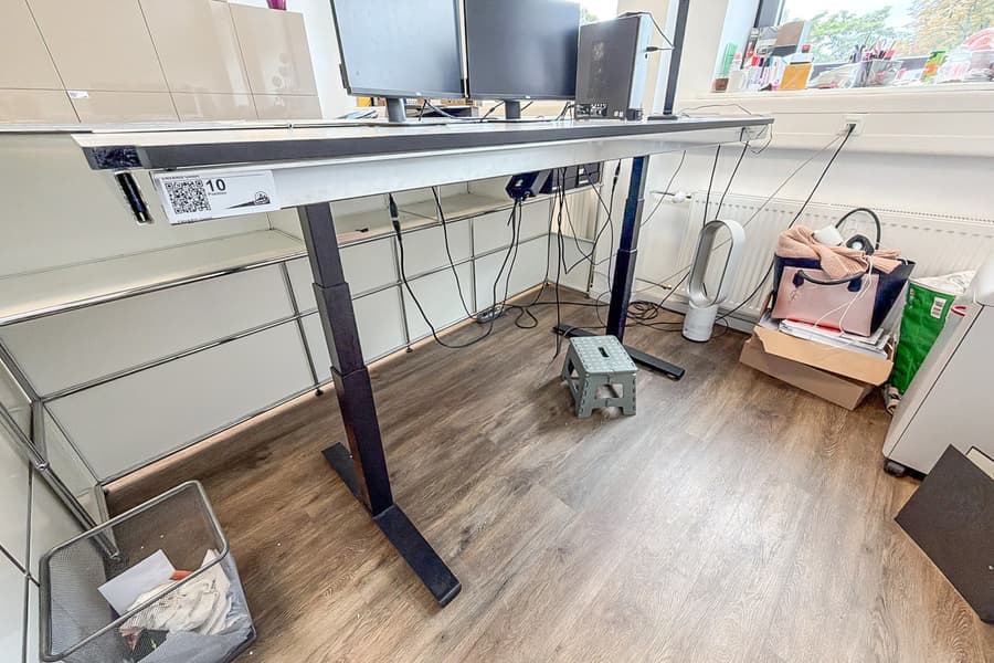 elektrisch höhenverstellbarer Schreibtisch
